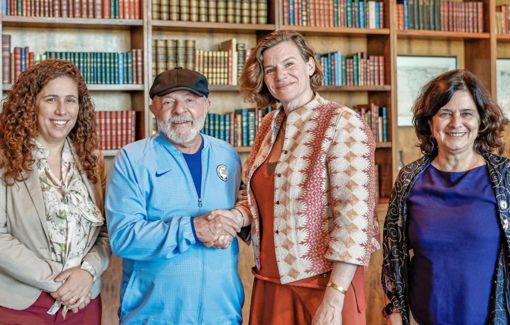 LulaOficial's tweet photo. Me encontrei com a economista italiana @MazzucatoM, membro do Conselho da OMS, junto com as ministras @edweck_rj e @nisia_trindade. Conversamos sobre gestão e inovação com foco na saúde. A união de esforços dessas duas pastas tem grande potencial de melhorar a vida do país.

📸 @ricardostuckert