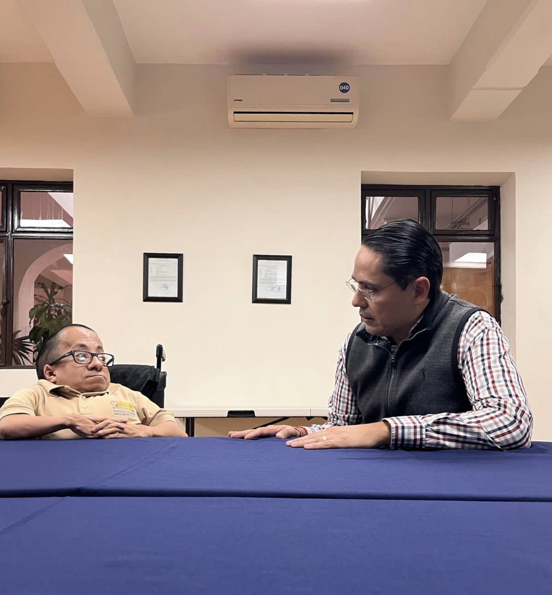 AlfredoCorona's tweet image. Tuve una interesante charla con el Ing. Mario Domínguez, compañero del #IVAI, a quien le reconozco la implementación de herramientas informáticas que han servido al interior de este Órgano Garante para verificar el cumplimiento de las obligaciones de transparencia. @VERIVAI