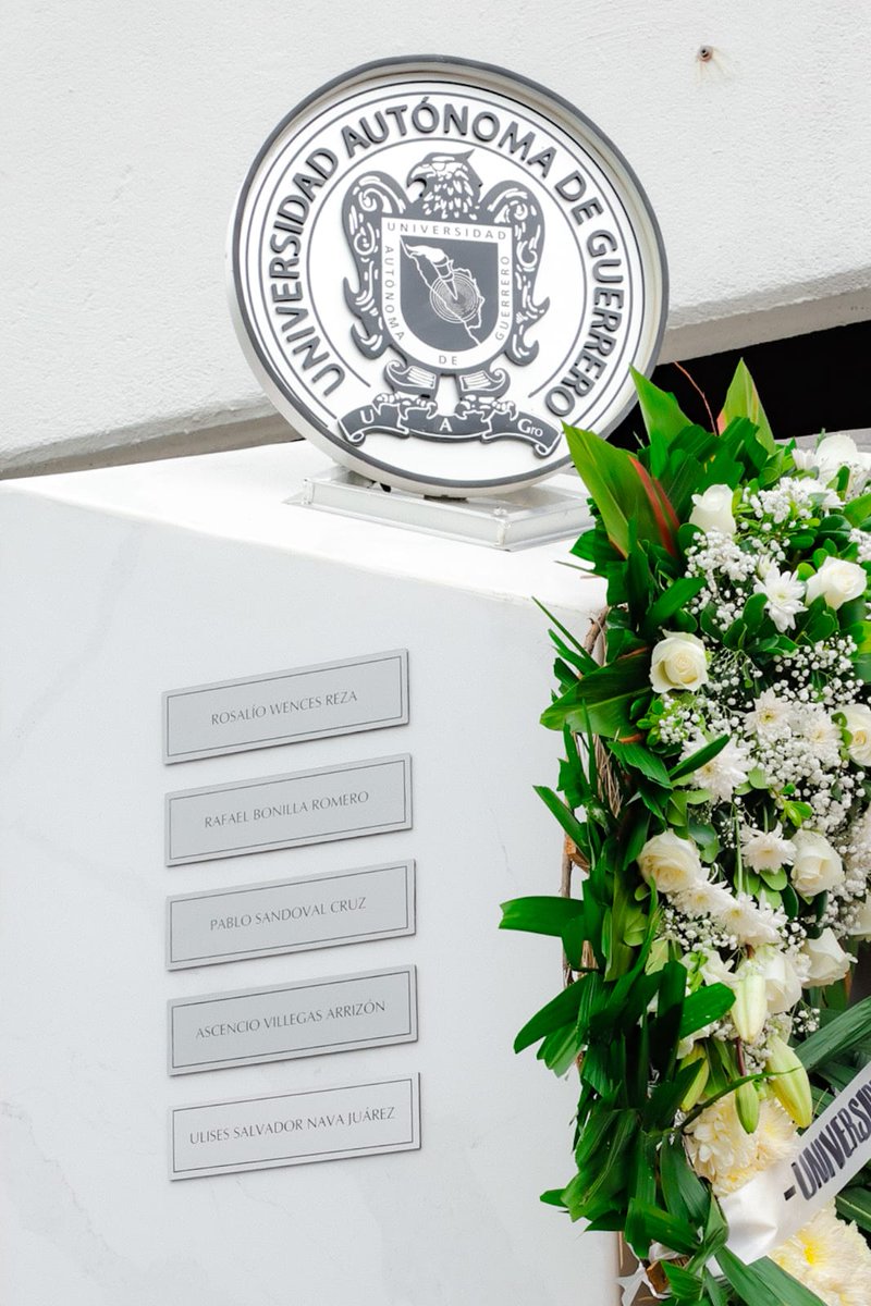 JavSaldana's tweet photo. Hoy reconocemos con gran honor al Mtro. Ulises Salvador Nava Juárez, develando una placa en el Memorial Universitario. Su incansable trabajo como jefe de departamento de Diversidad Sexual promovió la igualdad y oportunidades para la comunidad LGBTTTIQ+ en educación, salud, trabajo y reconocimiento legal.

Agradezco al Rector, Dr. José Alfredo Romero Olea, por atender la petición de miles de estudiantes y trabajadores universitarios para honrar a Ulises Nava Juaréz en este espacio de gente ilustre.

Estimado Uly, tu legado vive en nosotros, inspirándonos en la lucha por la igualdad entre los seres humanos. Tu partida nos impulsa a construir una sociedad más justa y territorios menos violentos, como una universidad constructora de paz.

Tu vida fue arrebatada, pero tu semilla perdura. Hoy más firmes y fuertes que nunca, trabajamos por una cultura de paz en la Universidad y en todo Guerrero.

¡Viva Ulises por siempre!