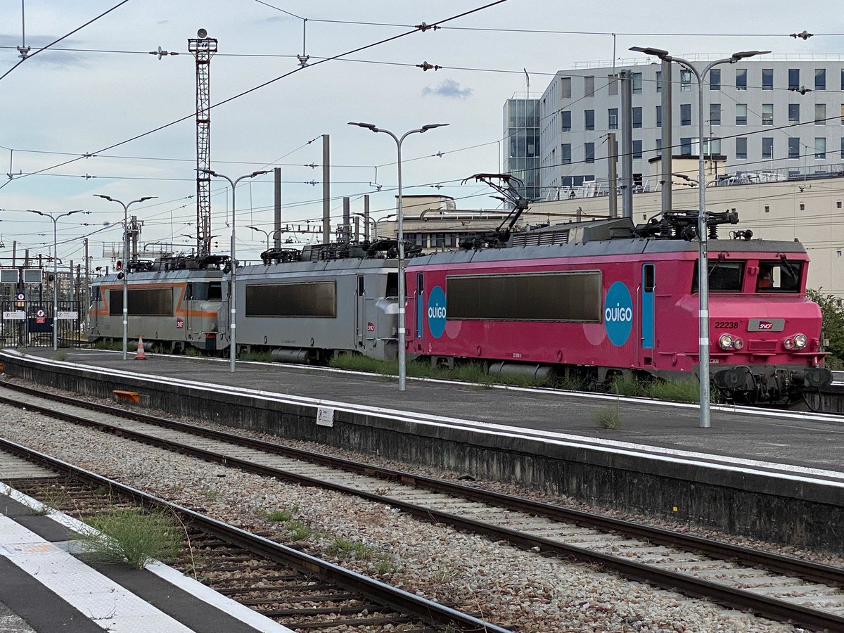 xdamour's tweet photo. Beau train de locomotives à Paris-Bercy https://t.co/4jB7nVFe8v