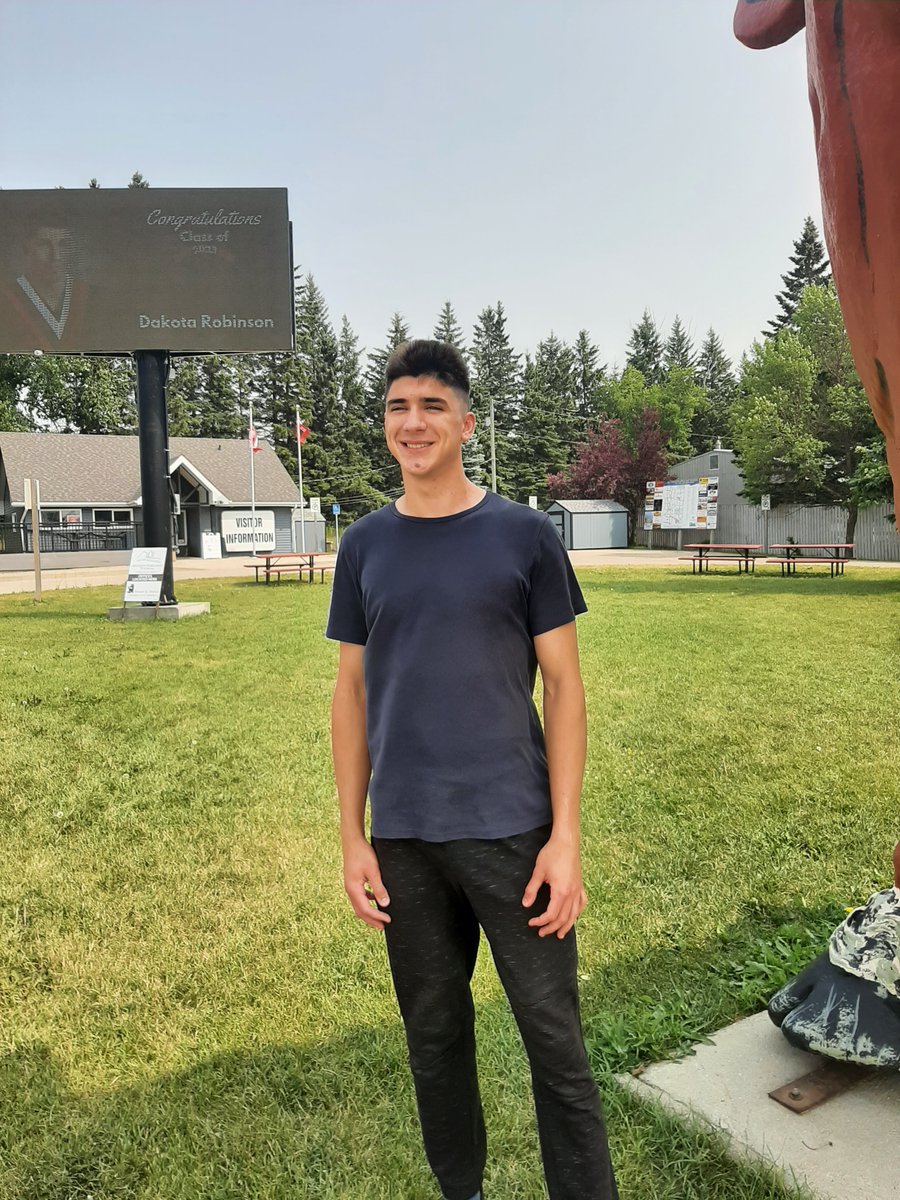 spectre7's tweet photo. Recently our family vacay took us through Russell, MB, where we met Sasha, a young man working at the visitor info centre. He and his family moved to Russell from Ukraine last fall to escape the war there (except for his father, who serves in the Ukrainian military).  1/ https://t.co/7e0nmwCKIC