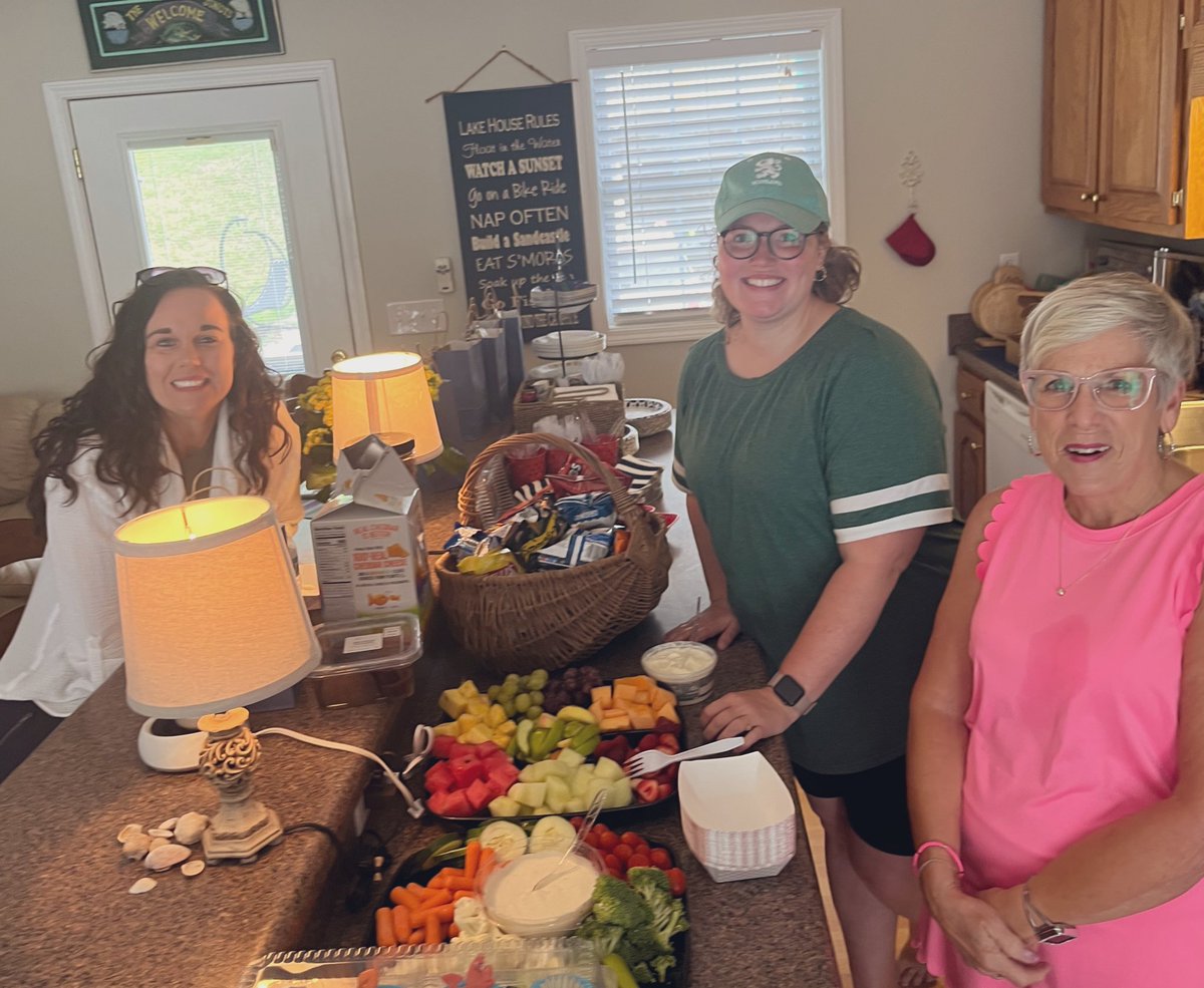 writenoelle's tweet photo. @HighlandGville teachers gathered to cultivate community, refocus on the goals and find the beauty in all shells. Grateful for for those who made today possible including  @AmandaWaddella @Publix #SusieBuchanan #CarolJunot and more. https://t.co/14mkdwlerH