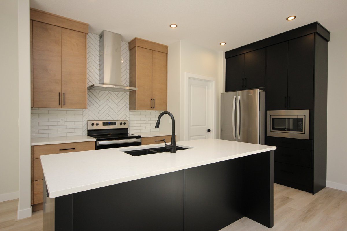 laebonhomes's tweet image. A little overcast today but still a great day to grab some 📸 of this awesome newly finished Quick Possession Home in #Timberstone !  | One lucky family will get to live here 😍

👉 laebon.com/165-thompson-c…