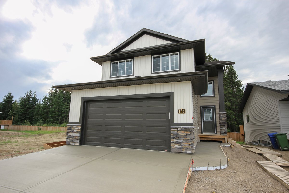 laebonhomes's tweet image. A little overcast today but still a great day to grab some 📸 of this awesome newly finished Quick Possession Home in #Timberstone !  | One lucky family will get to live here 😍

👉 laebon.com/165-thompson-c…