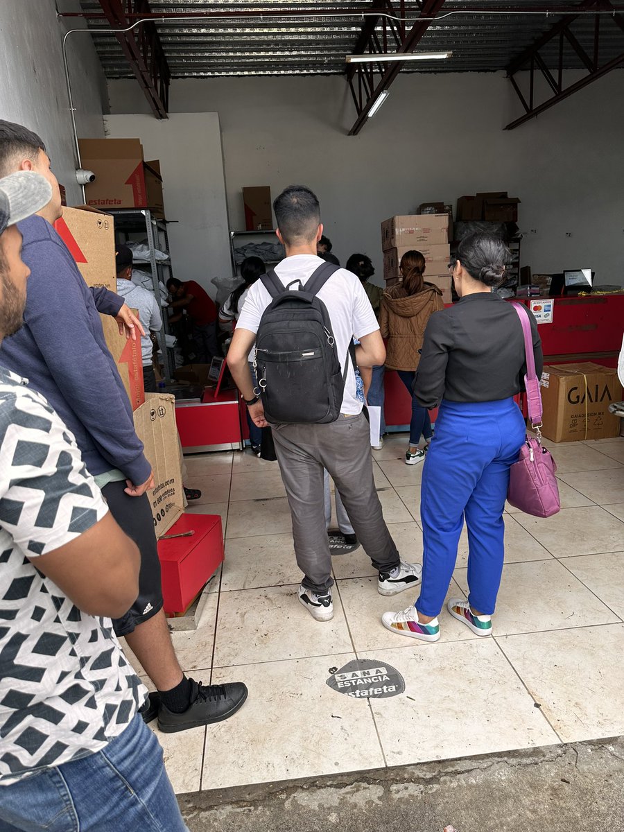 cebetoz's tweet photo. Hoy no hay tantísima gente, igual el servicio muuuuy lento, no entiendo por qué si se paga por envío a domicilio tengo que venir a oficina a perder tanto tiempo @estafeta @Profeco 
¿Qué se necesita hacer para tener un servicio decente? https://t.co/38PKIS75eG