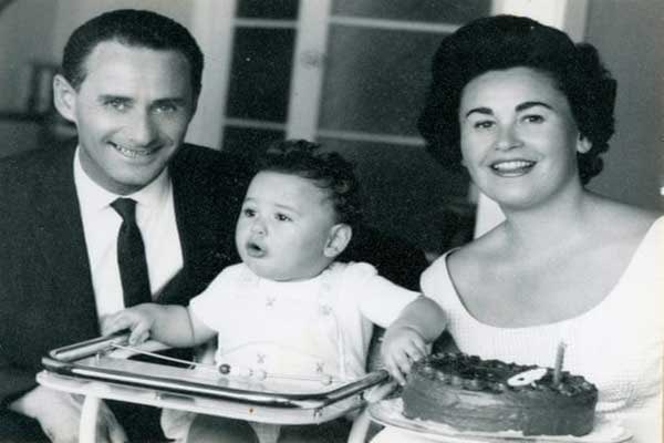 التقى سوكولوف بغيتا فورمان في المعسكر، عندما شرع نحو مقدمة الصف الذي وقفت فيه لتحصل على وشمها، وتزوج الثنائي فيما بعد، وانتقلا إلى ملبورن، في أستراليا، حيث ربّيا ابنهما معًا.
المزيد عن الرواية elaph.com/Web/Culture/20…