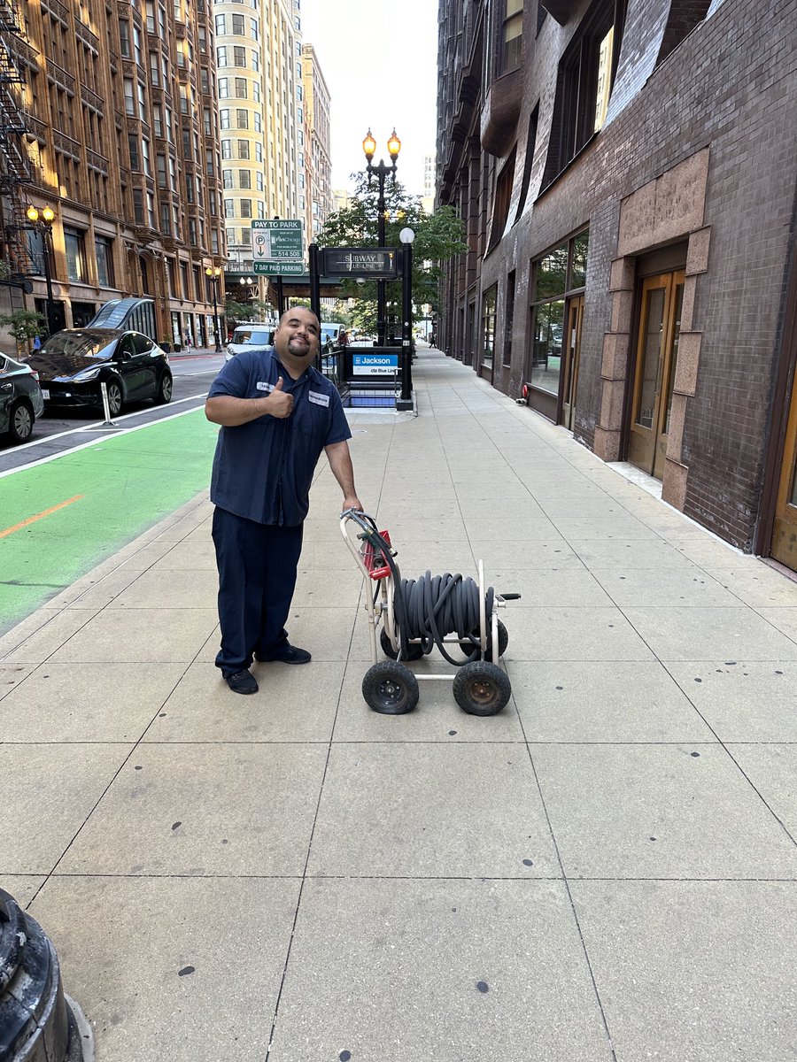 BobFiorettiChi's tweet photo. Keeping the city clean and protecting our communities will attract people to live, shop and work here. Here business owners keep the area clean, by powerwashing the sidewalks to keeping the windows clean. Downtown alderman take note.
#KeepChicagoClean
#Chicago https://t.co/UwumZMRdXj