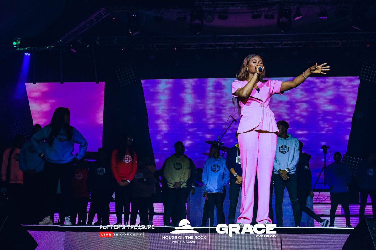 HOTRphc's tweet image. Nia&apos;Bari Fakae and Oby-Ivy Fakae, the dynamic duo who hosted the Grace Overflow Concert, kept the energy alive throughout the event with their engaging words and lively interjections, ensuring an exciting night from start to finish. 

#GraceOverflow
#PottersTreasureLiveInConcert