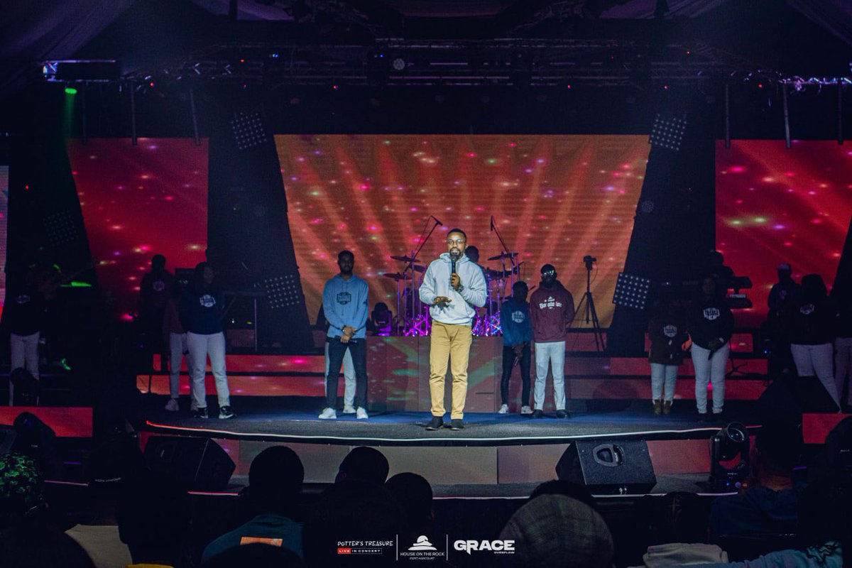 HOTRphc's tweet image. Nia&apos;Bari Fakae and Oby-Ivy Fakae, the dynamic duo who hosted the Grace Overflow Concert, kept the energy alive throughout the event with their engaging words and lively interjections, ensuring an exciting night from start to finish. 

#GraceOverflow
#PottersTreasureLiveInConcert