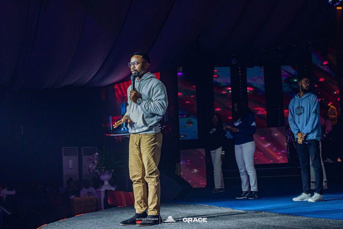 HOTRphc's tweet image. Nia&apos;Bari Fakae and Oby-Ivy Fakae, the dynamic duo who hosted the Grace Overflow Concert, kept the energy alive throughout the event with their engaging words and lively interjections, ensuring an exciting night from start to finish. 

#GraceOverflow
#PottersTreasureLiveInConcert