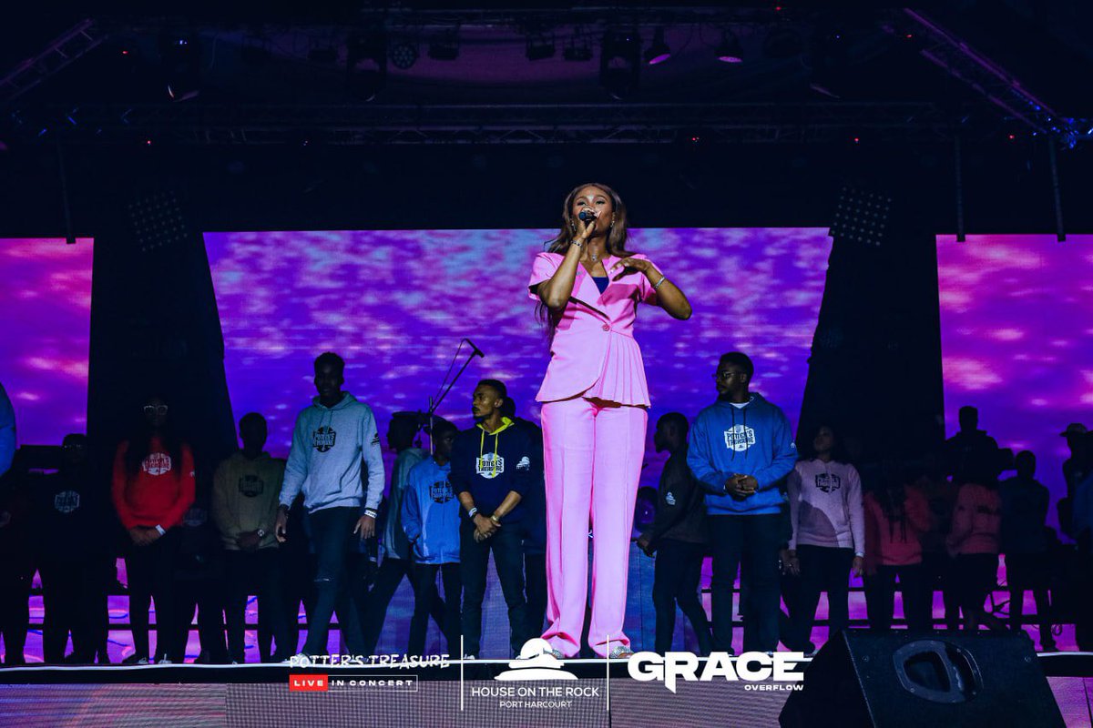 HOTRphc's tweet image. Nia&apos;Bari Fakae and Oby-Ivy Fakae, the dynamic duo who hosted the Grace Overflow Concert, kept the energy alive throughout the event with their engaging words and lively interjections, ensuring an exciting night from start to finish. 

#GraceOverflow
#PottersTreasureLiveInConcert