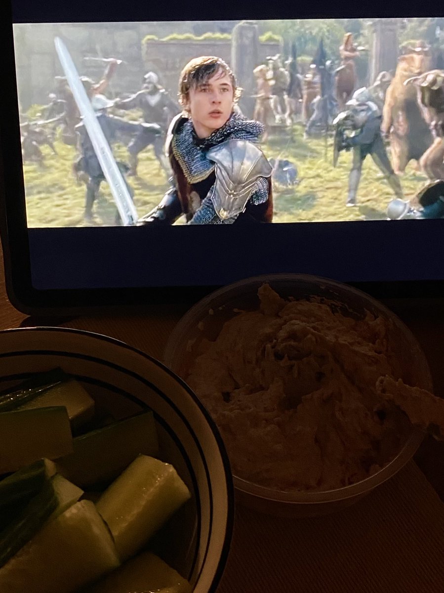 hot girls veceri hummus se zeleninou a koukaji pri tom na narnii