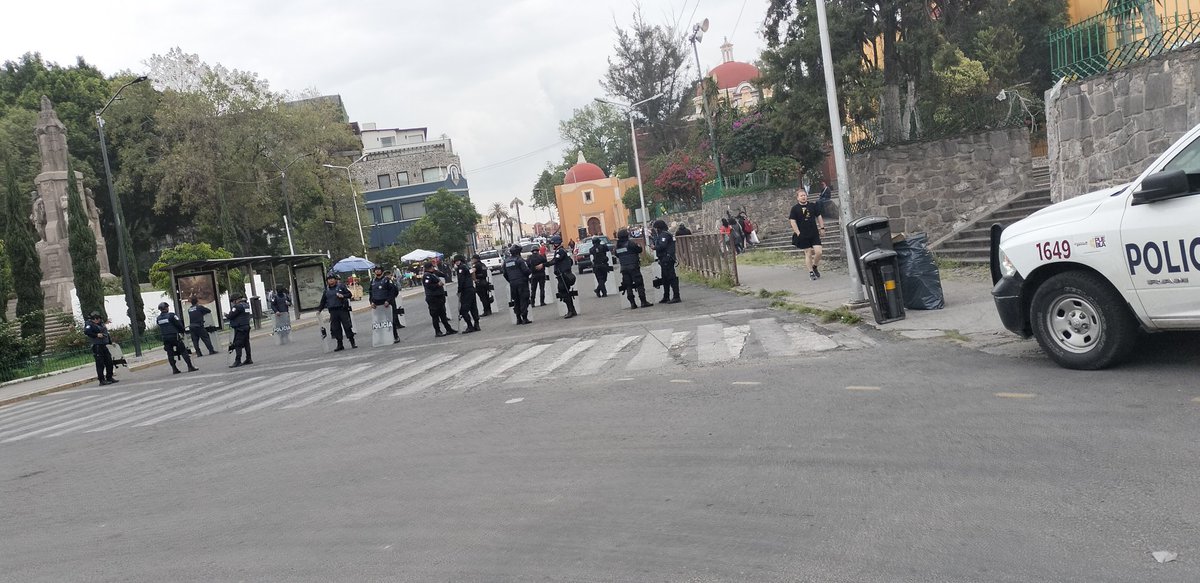 quorum_mx's tweet photo. 🤷🏻♂️🤔🌿Un inusual número de #Policías están desplegados en #CasaAguayo, opositores a #VerificaciónVehicular señalan que los agentes estaban desde antes de que llegaran y que esto se debe a que piensan que el movimiento #cannabico irá hacia allá
📹@ZvezdaNinel https://t.co/aamQoj0zhk
