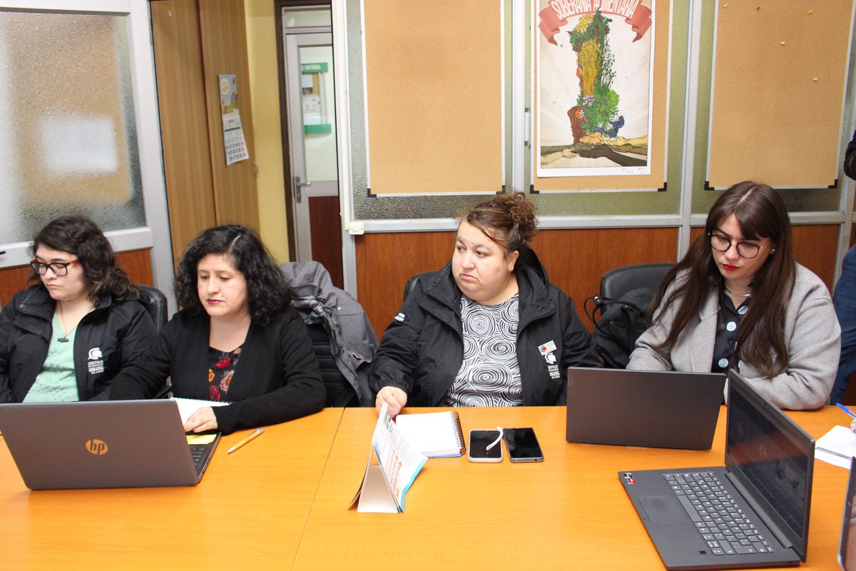 seremisalud14's tweet photo. Buena reunión de trabajo con director @sercoteclosrios  Cristian Durán y Centro de Negocios con la sección de Inocuidad de Alimentos de la Seremi de Salud Los Ríos.
Avanzamos en la coordinación para la formalización de instalaciones alimentos en #LosRíos https://t.co/hlNWKG4I4b https://t.co/HsT8wLkYD4