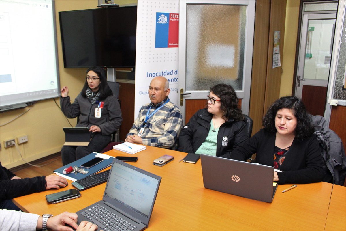 seremisalud14's tweet photo. Buena reunión de trabajo con director @sercoteclosrios  Cristian Durán y Centro de Negocios con la sección de Inocuidad de Alimentos de la Seremi de Salud Los Ríos.
Avanzamos en la coordinación para la formalización de instalaciones alimentos en #LosRíos https://t.co/hlNWKG4I4b https://t.co/HsT8wLkYD4