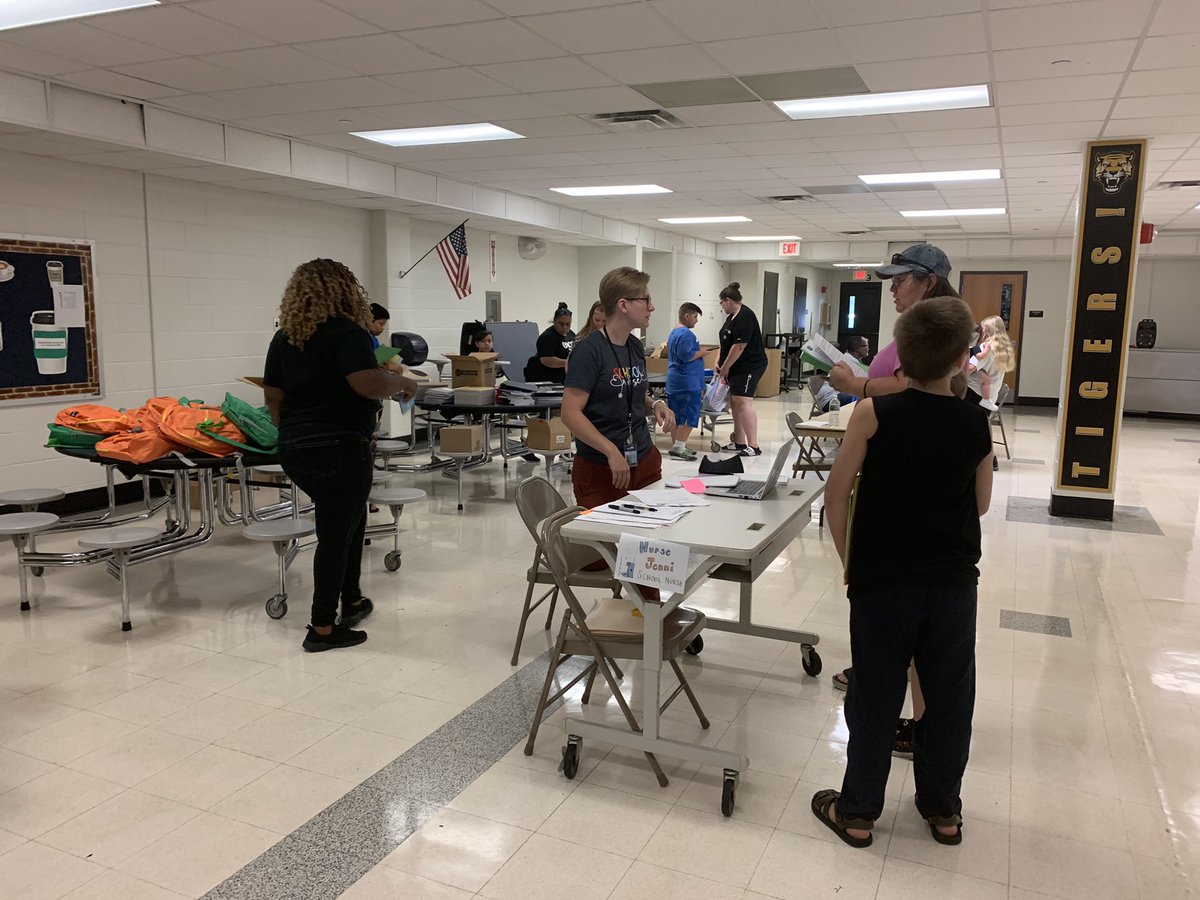 brynn_kardash's tweet photo. A great turnout for open house @IPSdouglass19!  Introducing the vision and mission right when you enter! The staff, students, and families are ready to start the year! @IPSSchools #WatchUsWork https://t.co/FNI1JIybKg