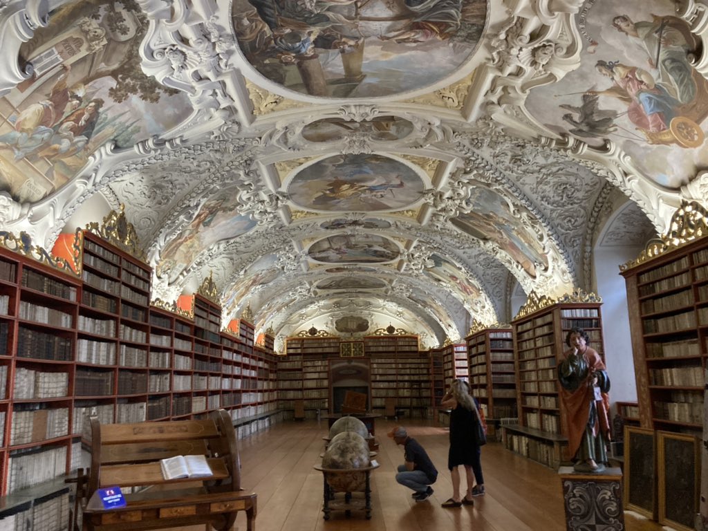 euro_tour's tweet image. プラハ(🇨🇿チェコ)。
本日の風景より。
② ストラホフ修道院図書館
世界一美しいと言われる図書館。
#チェコへ行こう