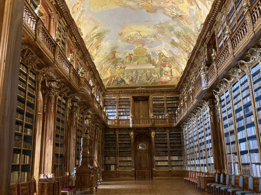 euro_tour's tweet image. プラハ(🇨🇿チェコ)。
本日の風景より。
② ストラホフ修道院図書館
世界一美しいと言われる図書館。
#チェコへ行こう