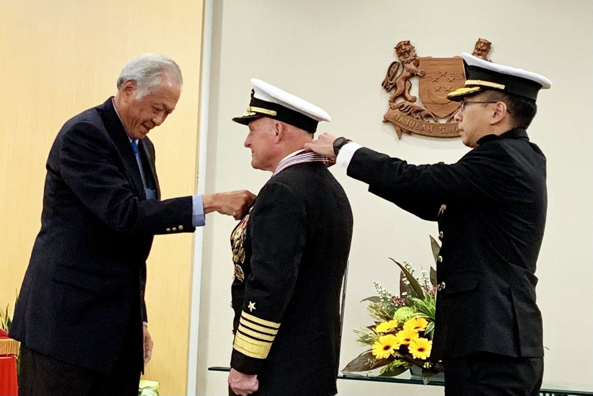 Congratulations Sir. 🤝 ⚓ 📍 SINGAPORE (July 24, 2023) @USNavyCNO Adm. Mike Gilday is conferred the Singapore Meritorious Service Medal by Singapore's Minister for Defense, Dr. Ng Eng Hen, during a visit to the Ministry of Defense in Singapore.