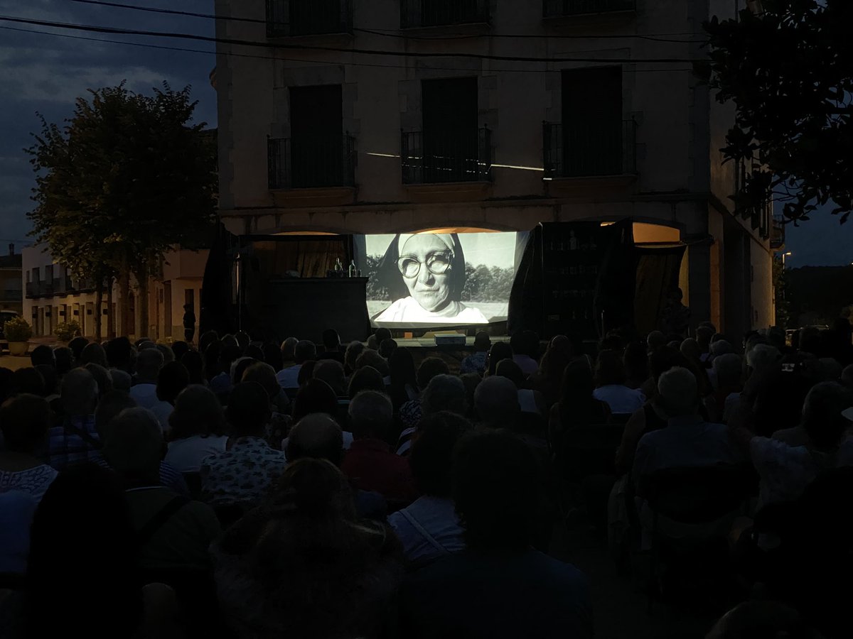 Vilablareix_cat's tweet photo. 🎭Hem gaudit de la darrera nit del #juliolalafresca amb el divertit espectacle “Ave Maria-huana” de l’Ateneu de la Dona de Vilablareix. 

Ha estat tot un èxit de participació!

#Vilablareix https://t.co/1dkg6WfNe7