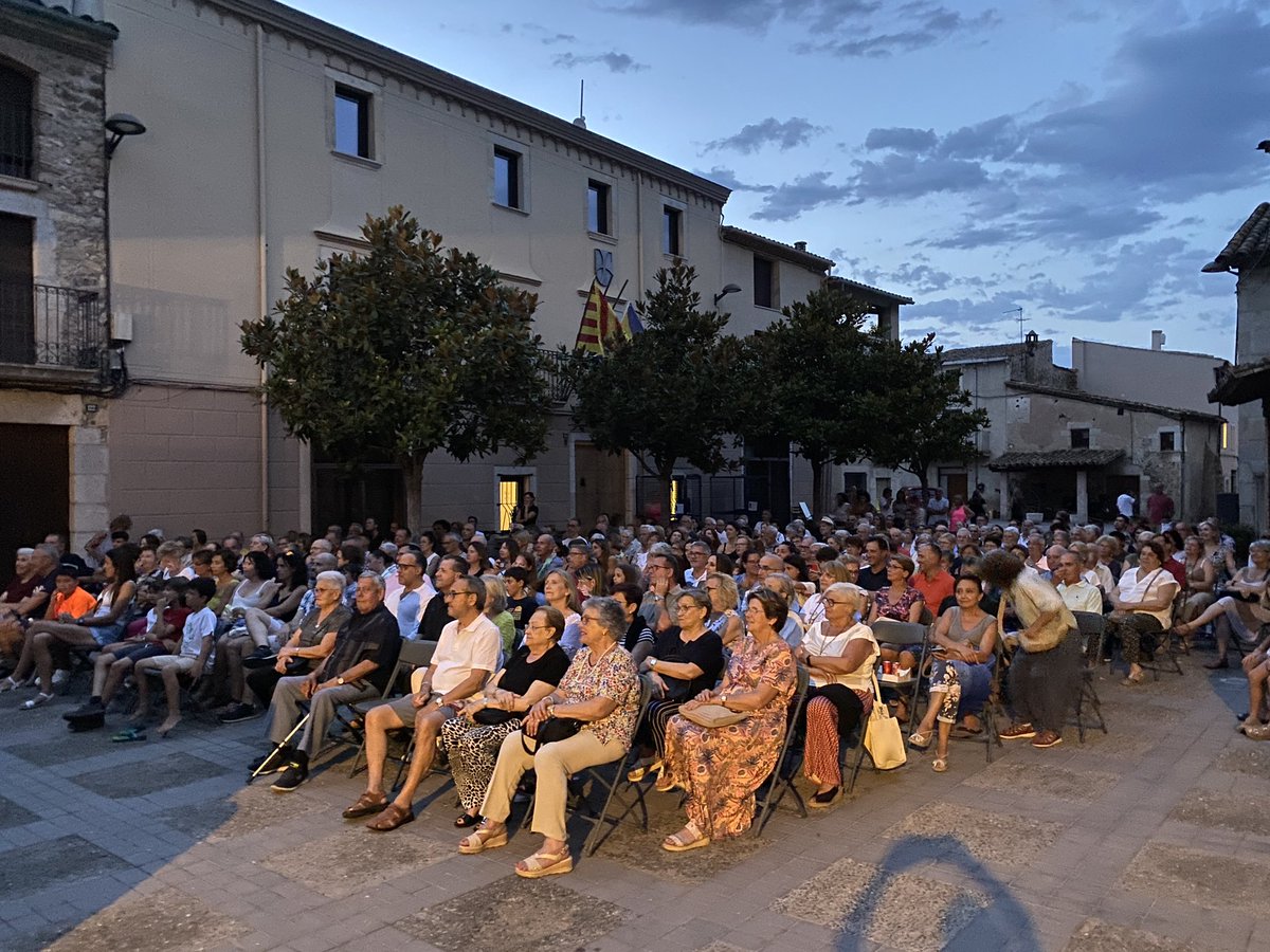 Vilablareix_cat's tweet photo. 🎭Hem gaudit de la darrera nit del #juliolalafresca amb el divertit espectacle “Ave Maria-huana” de l’Ateneu de la Dona de Vilablareix. 

Ha estat tot un èxit de participació!

#Vilablareix https://t.co/1dkg6WfNe7