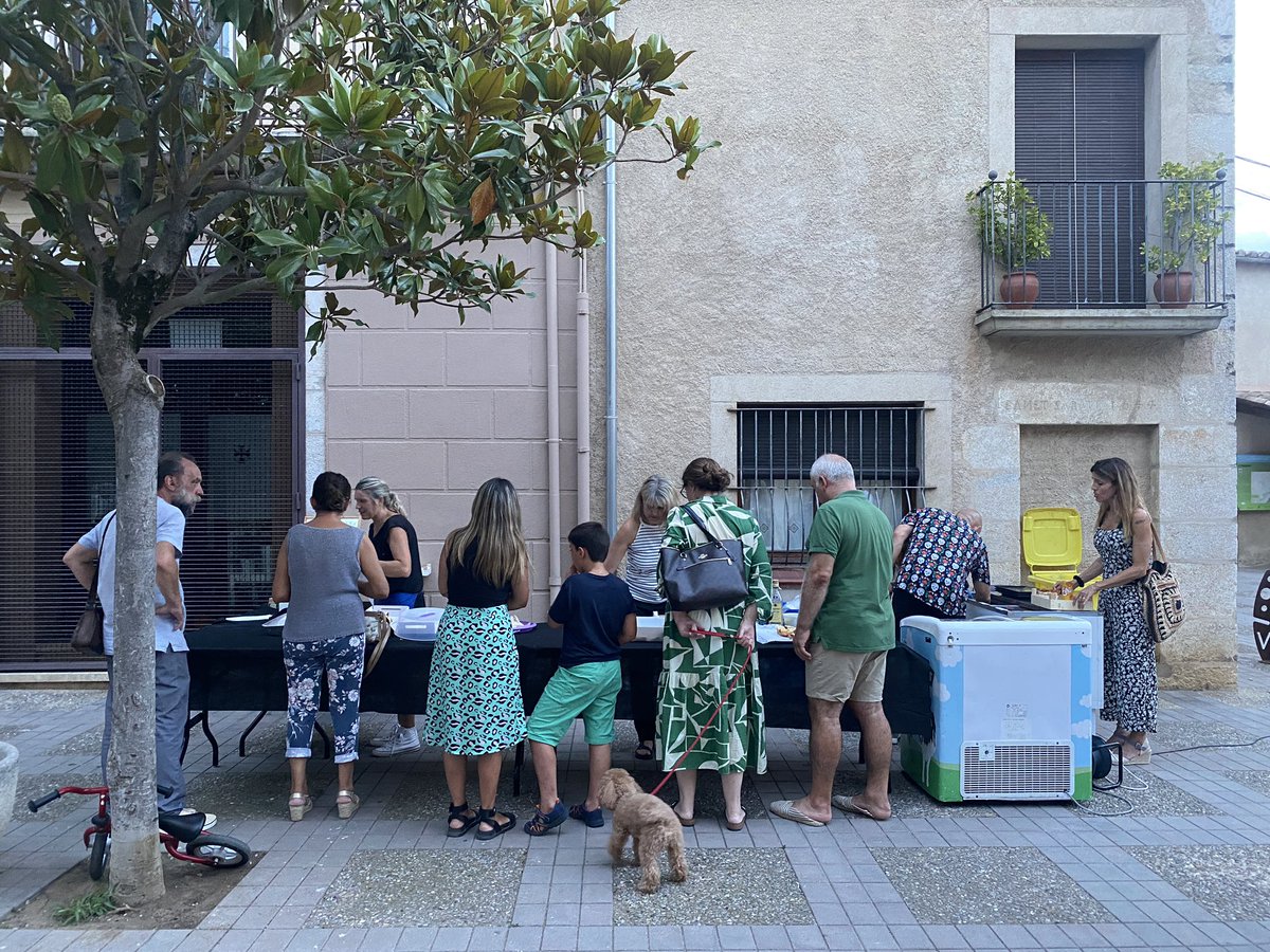 Vilablareix_cat's tweet photo. 🎭Hem gaudit de la darrera nit del #juliolalafresca amb el divertit espectacle “Ave Maria-huana” de l’Ateneu de la Dona de Vilablareix. 

Ha estat tot un èxit de participació!

#Vilablareix https://t.co/1dkg6WfNe7