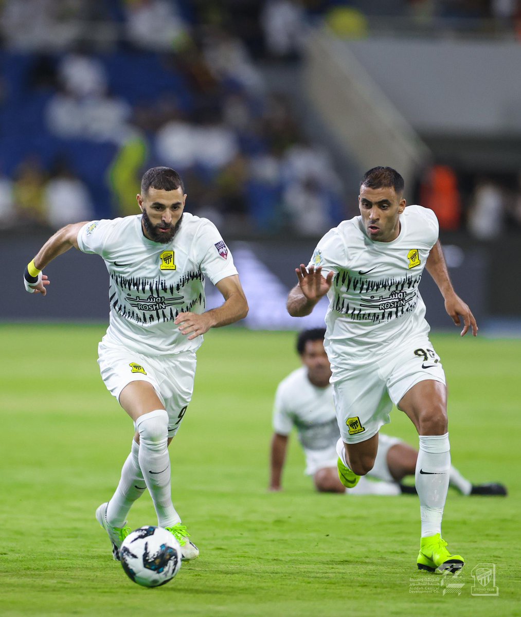 qahtany_ahmed's tweet photo. مبروك الفوز يا جمهور الاتحاد  💛🖤

وان شاء الله 🙏 نبارك لكم بالفوز 

بعد مباراة الصفاقسي التونسي 
#الاتحاد_الترجي 
#بطولة_الملك_سلمان https://t.co/x8j1O9UE4G