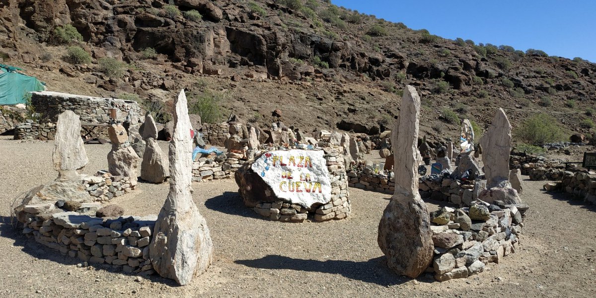 PeguiMariana's tweet photo. Lugares peculiares 🙃🗿🗿🗿
📍Puerto Rico (Gran Canaria) https://t.co/NwaKDq68RO