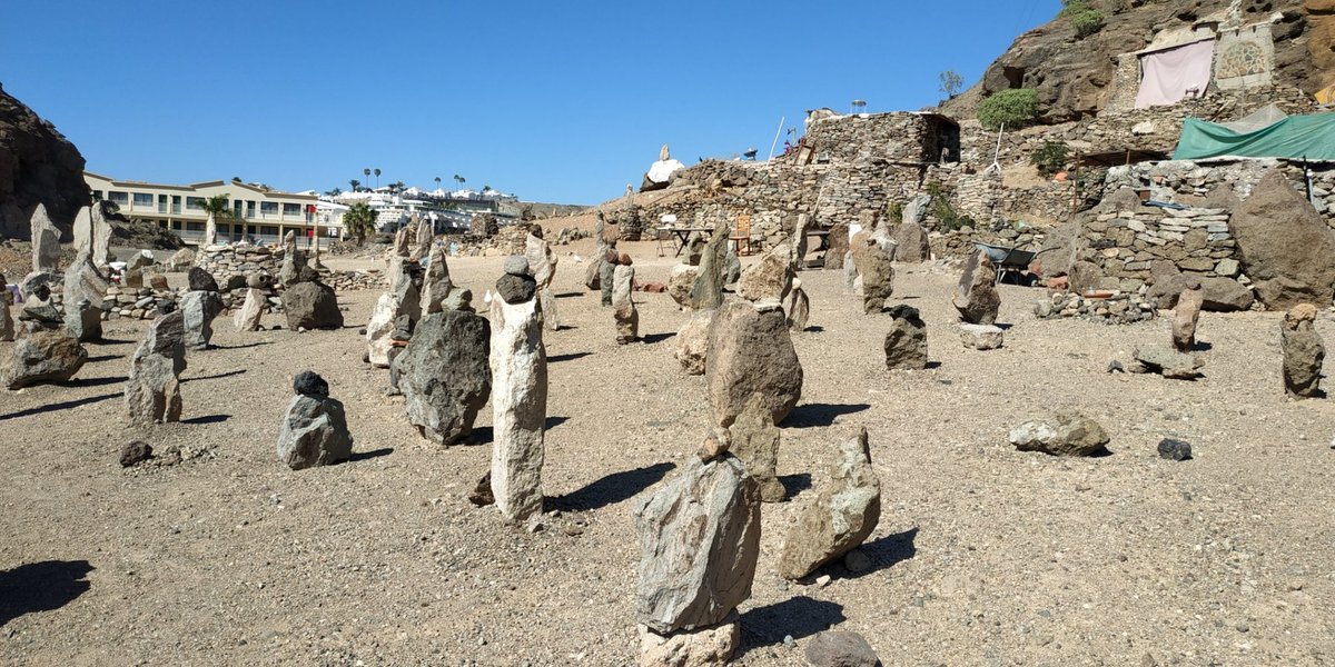 PeguiMariana's tweet photo. Lugares peculiares 🙃🗿🗿🗿
📍Puerto Rico (Gran Canaria) https://t.co/NwaKDq68RO