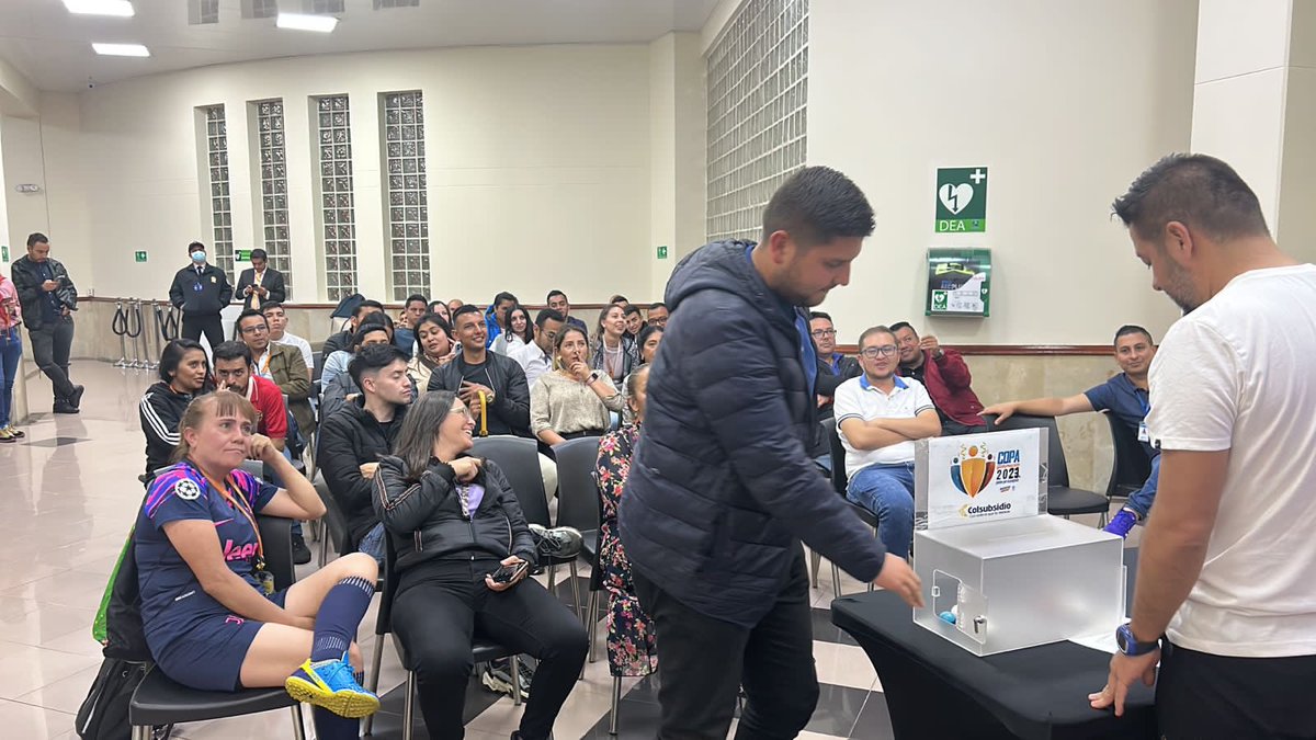 SecFPublicaCund's tweet photo. 56 equipos de fútbol 5 🥅 de @CundinamarcaGob participaron del sorteo liderado por @SecFPublicaCund en la definición de grupos de la 1ra fase del torneo en la #CopaGobernación2023🏆 ¡Este 14 de agosto vive el inicio de este nuevo deporte y #PonleColorALaCopa 💜🩵💛!
#Cundinamarca https://t.co/uMSW2muQBv