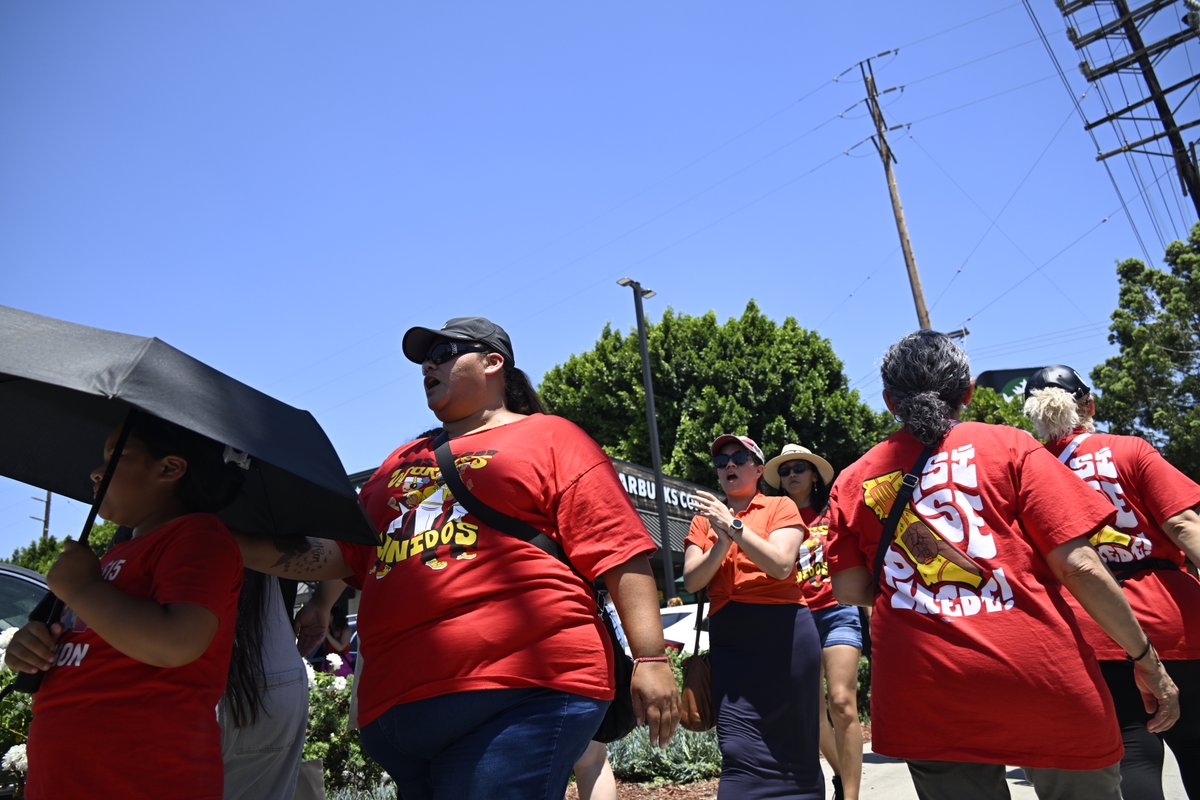 FightForAUnion's tweet photo. The #Starbus has made it to LA, and we're out in force supporting @SBWorkersUnited!

From coast to coast, #NoContractNoCoffee!

#SolidaritySummer https://t.co/GUu6hvg9N6