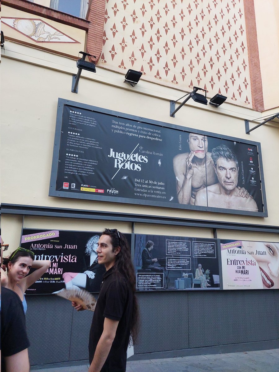 #JuguetesRotos <a href="/rokamboleskas/">Producciones Rokamboleskas</a> <a href="/TeatroPavon/">Teatro Pavón</a> Que obra tan necesaria y actual para Tod@s... Una GOZADA volver a verla.