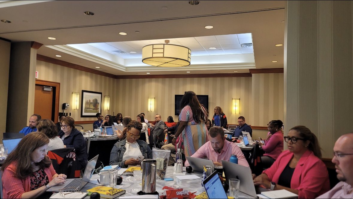 DrMarkKolkman's tweet photo. Thank you to Joel from @EvaluWise for introducing  our new performance evaluation platform! Great presentation for the @RichTownshipHS Leadership Team.
#RichInStudentSuccess @DrJohnnieThomas @BonomoJeff @Kevin_Gallick #LearningIsTheWork https://t.co/6eFOoJyceV