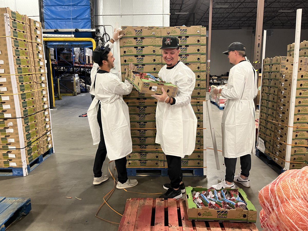 ABQTopes's tweet photo. This morning @d_cope1, @RealSlimSchunky, TrevorBoone_33, @YorvisTorre, @kylejohnston834 and our front office staff volunteered at @RoadrunnerFdBnk to help assist families in need! #IsotopesInvolved https://t.co/Cm8UDvwyP5