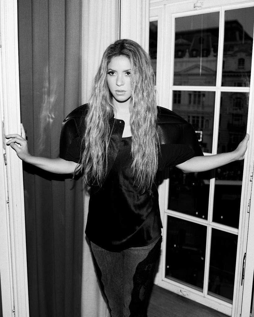shakira's tweet image. Something about windows and wardrobes!
