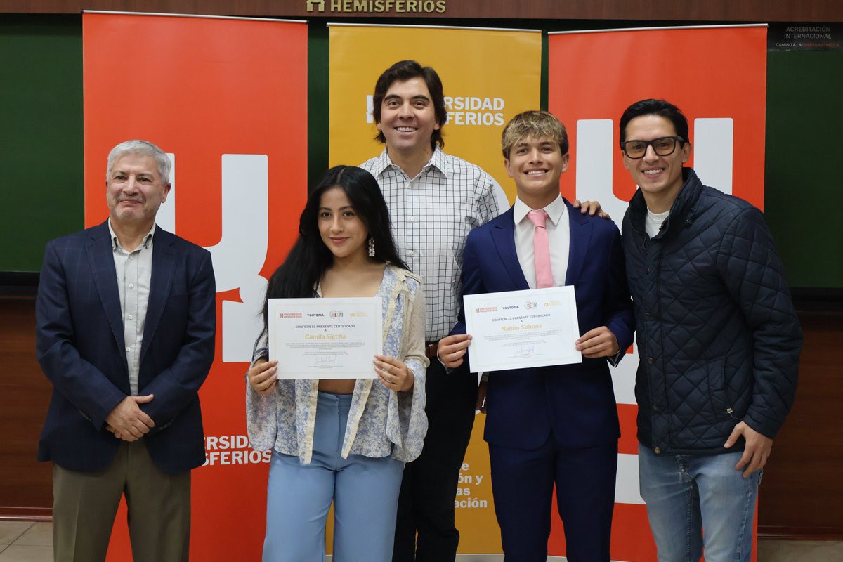 FCOMHemisferios's tweet photo. #OrgulloFCOM 🙌
Premiación de los #ganadores de la Cátedra de #Sostenibilidad con énfasis en #DesnutriciónCrónica Infantil 🍎
Una iniciativa de la @uhemisferios, en colaboración con la Fundación @REDNI_EC y el Consorcio de #Comunicación para la Sostenibilidad. 🤝📚🌎 https://t.co/QbcOI6Wpp9