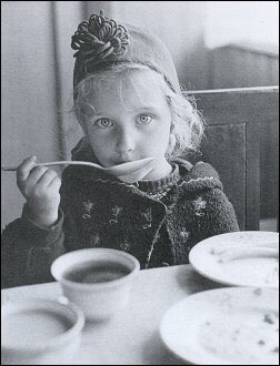 JohanOosterman's tweet photo. Russisch meisje, 1956. Een van de foto’s in een kleine tentoonstelling met het werk van de fotograaf Hans Sibbelee in @ValkhofMuseum Collectie @Radboud_Uni @RadboudE https://t.co/dYkym8TXkG