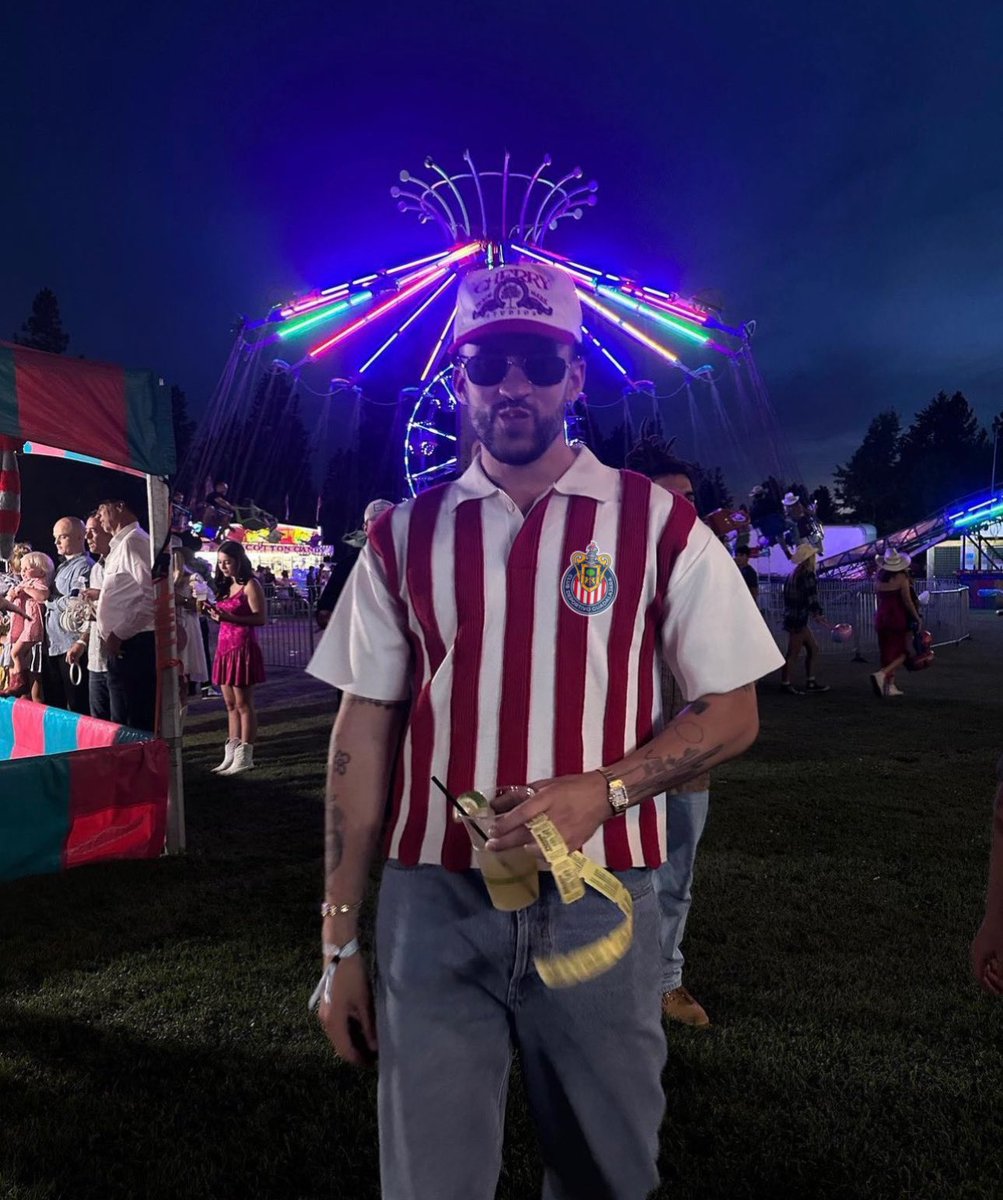 jairsinyo's tweet photo. bad bunny a chivas fan 😮‍💨 https://t.co/gmNFjZzzZW