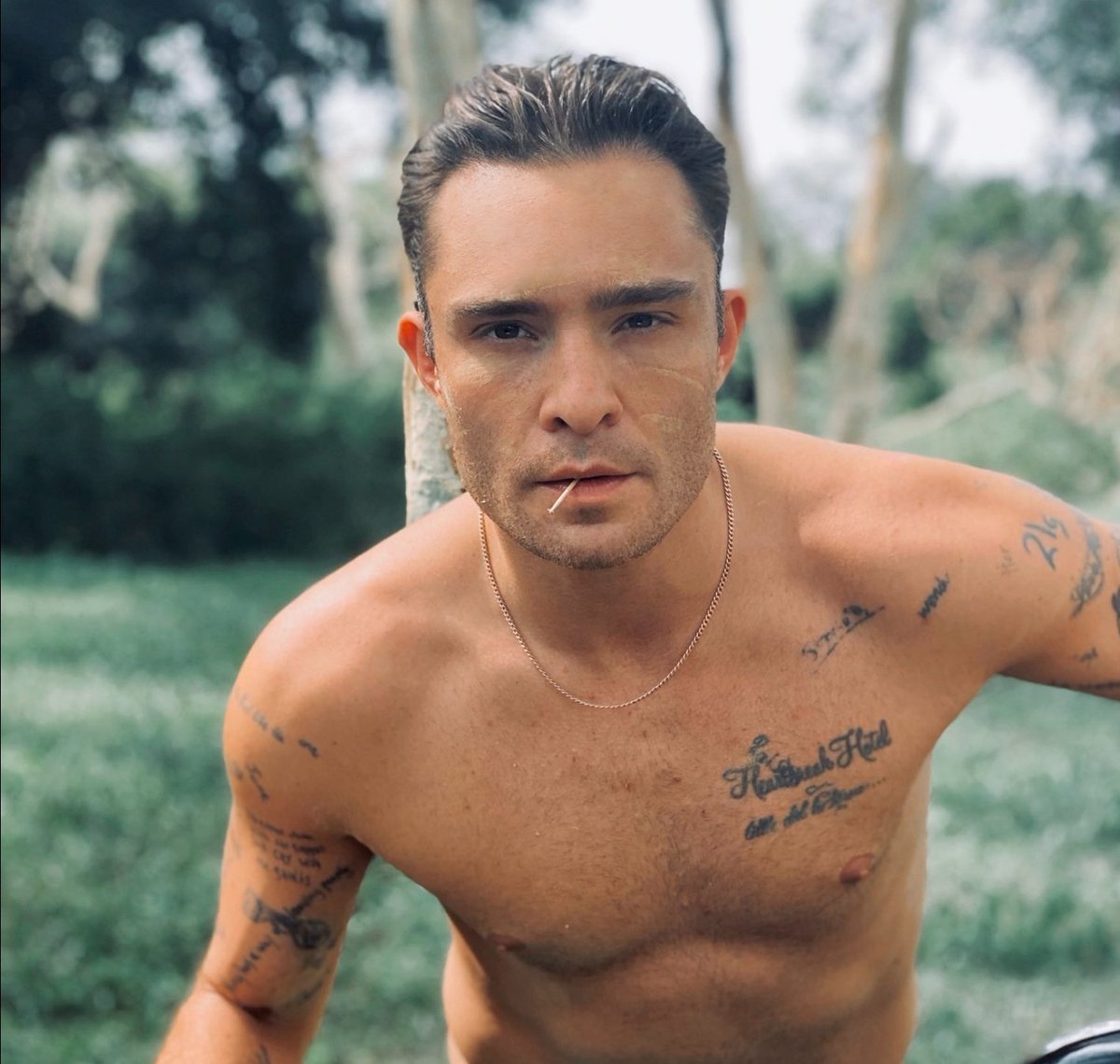 AFyreForLife's tweet image. When your sexy af husband shows up during lunch in his police chief uniform with your favorite roses, not only does he get a homemade sandwich, but he gets anything else he wants as well.

@EnamoredByThem has spoiled me since high school.