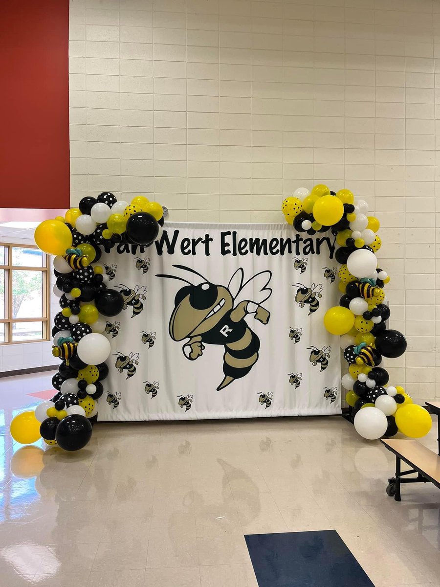 Our PTO stopped by again today and decorated our hallways!! We love our PTO!! #OneTeamOneDream #commit  <a href="/will_zwingmann/">Will Zwingmann</a> <a href="/DrKatieT_PSD/">Katie Thomas</a>