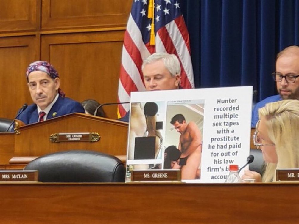 Rey_Guardian's tweet photo. 18 de Junio - Hunter Biden, hijo de Joe Biden, admite que cometió tres delitos en un pacto con la Fiscalía.

¿Fue tendencia? NO.

Pero justo desaparece el Submarino Titan y la noticia se vuelve viral, todo el mundo habla de esto.

22 de Julio - El hijo del presidente Joe Biden compareció en un tribunal federal donde se esperaba que se declarara culpable de dos delitos fiscales y admita haber poseído un arma como consumidor de drogas.

¿Fue tendencia? NO.

26 de Julio - El Gobierno de EEUU posee naves extraterrestres según el oficial David Grusch y todo el mundo habla de esto.

Hasta una congresista mostro abiertamente una foto de Hunter Biden, manteniendo relaciones con menores de edad dentro del Capitolio de los Estados Unidos.

¿Fue tendencia? NO.

Pero la gente prefiere hablar de Extraterrestres.

Vía @artmichel_eth
