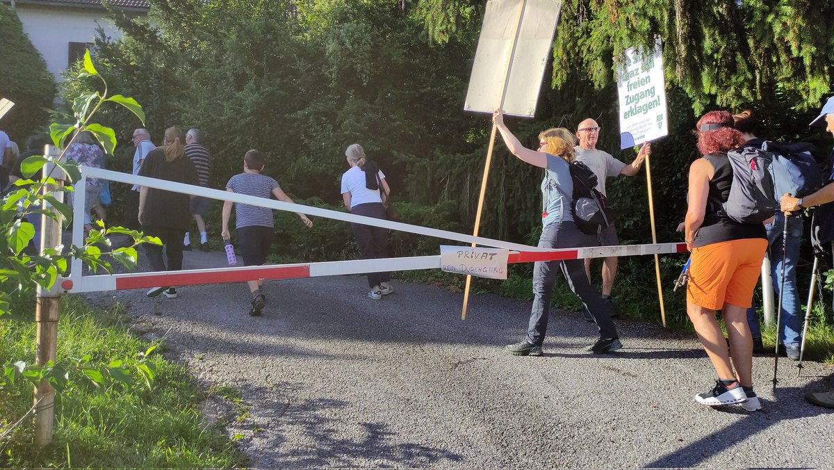 SeverinKann's tweet photo. Heutige #Protestwanderung des Bezirksrats #Eggenberg über den Weingartenweg zur Hubertushöhe, um auf den seit Jahren immer wieder widerrechtlich gesperrten Durchgang zur Kernstockwarte und weiter auf Plabutsch hinzuweisen. Auch diesmal gab es kein durchkommen. 😡 https://t.co/FeRVyUaxMs