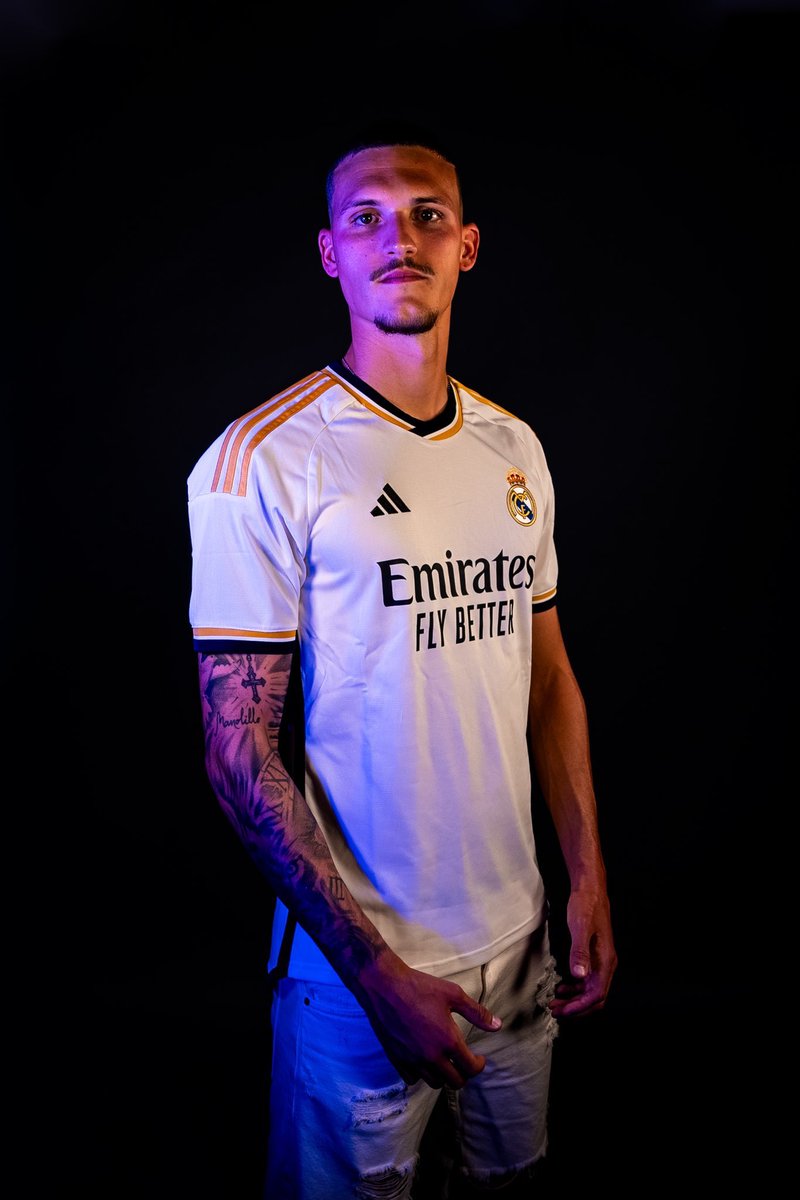 Madrid_FRA's tweet photo. 🚨  OFFICIEL !!! Rafa Marin a prolongé son contrat avec le Real Madrid jusqu'en juin 2026.

Le joueur devrait bientôt être prêté à Alaves. @MarioCortegana https://t.co/oOAiKtNUNf