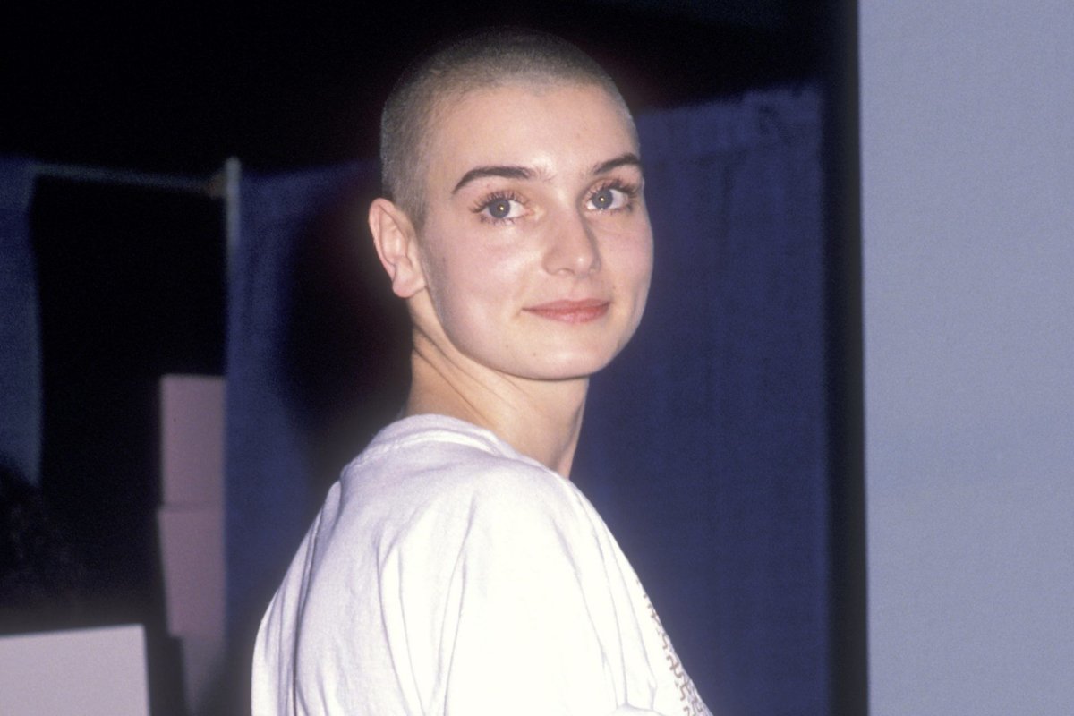 Rayner_1's tweet photo. I hate the fact that so many artists, now that Sinéad is dead, are posting about her. They could have done a lot to help her up, but they preferred to remain silent. I see a lot of hypocrisy on the part of many of them! You'll never be forgotten, Queen!#SineadOConnor 🌹🖤🕊️ https://t.co/m8elhgaAz1