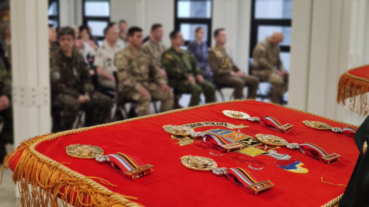 COL_EJERCITO's tweet photo. Con la imposición de la medalla militar Fe en la Causa fue condecorado un personal militar de diferentes países, quienes en el marco de la cooperación internacional coadyuvaron a fortalecer la imagen institucional en todo el mundo. (1) 

#EjércitoEnElMundo https://t.co/mMx8H7YW1r