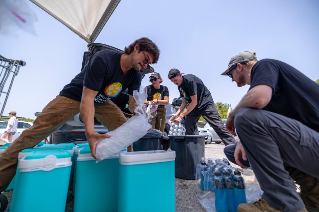 First responders in Greece are working tirelessly in record heat to control wildfires before they reach new communities. To help them tolerate the high temps, we are providing coolers filled with refreshing cold water &amp; electrolyte drinks along with meals &amp; fruit.
#ChefsForGreece