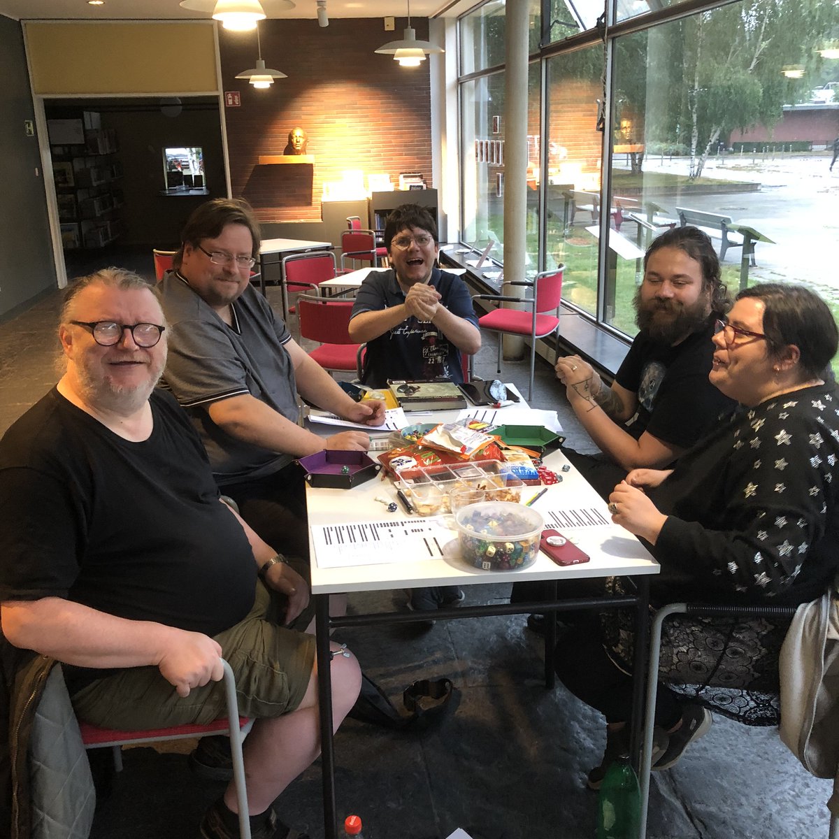 BerlinNexus's tweet photo. Heute wurde wieder in der Hansabibliothek gespielt.
Bei D&D (5E), Pathfinder (1. Edition) und Battlelords of the 23rd Century hatten alle 18 Anwesenden hatten eine Menge Spaß und entspannte Stunden.
#spieleabend #Rollenspiel #rpg #pnpDE #hansabibliothek #stbmitte https://t.co/9PvMZqjql2