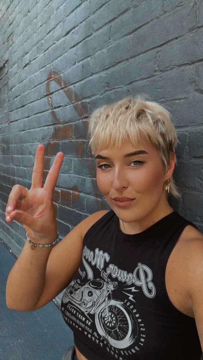 okshelbi's tweet photo. The face of a hairstylist who told her last client she once ate an ant because discovery channel said they were nutrient dense. https://t.co/c8gDbAJBlK