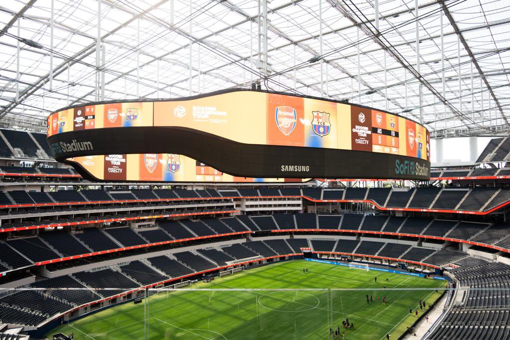 visitrwanda_now's tweet photo. 🏟️ In Los Angeles, @Rwanda_Sports Minister @AuroreMimosa and RDB CEO @cakamanzi met with the @hollywoodparkca team, and toured the world class complex that is home to @SoFiStadium, @YoutubeTheater and the #AmericanAirlinesPlaza, ahead of the @Arsenal vs #Barcelona match.

#VisitRwanda 🇷🇼🇺🇸