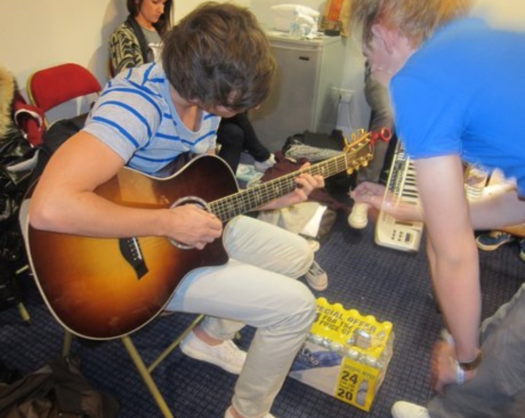 fetusNH's tweet photo. niall giving louis guitar lesson 🥰❤️‍🩹 https://t.co/4VLhxEZ4mT